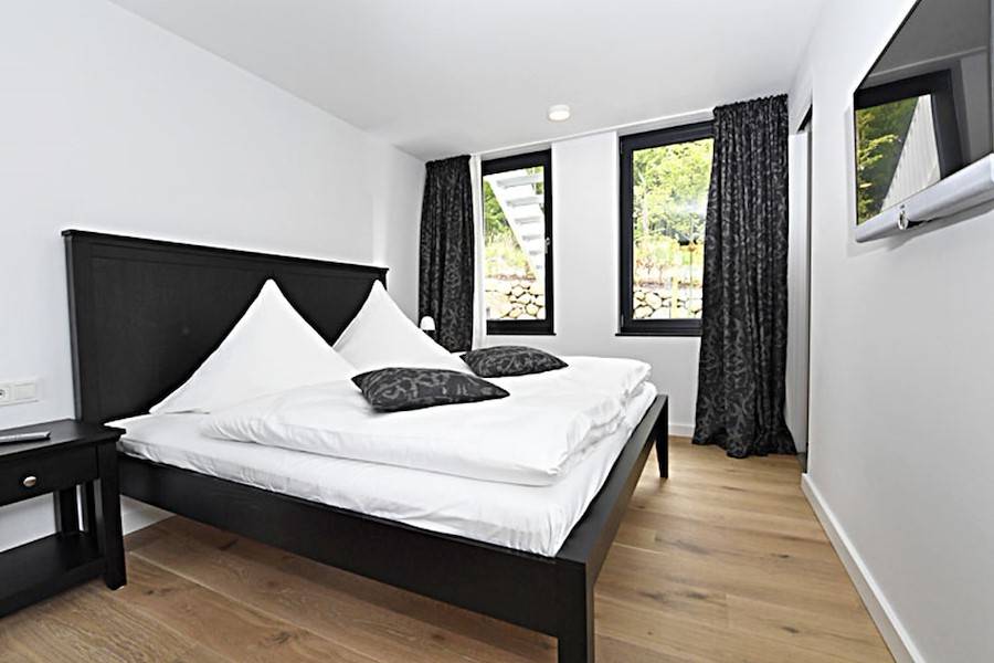 Schlafzimmer mit Doppelbett und eigenem Flachbildschirm und Bad en suite