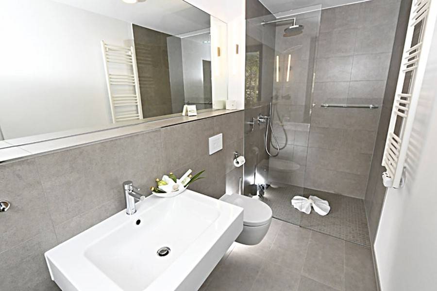 Das Bad en suite mit Walk-in Dusche 