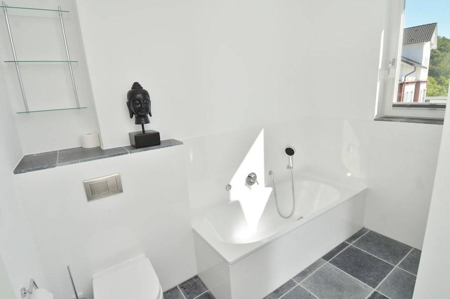 
Das helle und moderne Tageslichtbadezimmer mit Badewanne.
