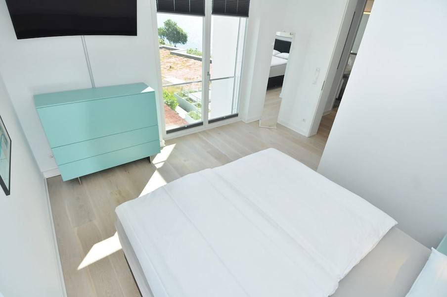 Ein eigener Flachbildschirm im Schlafzimmer...
