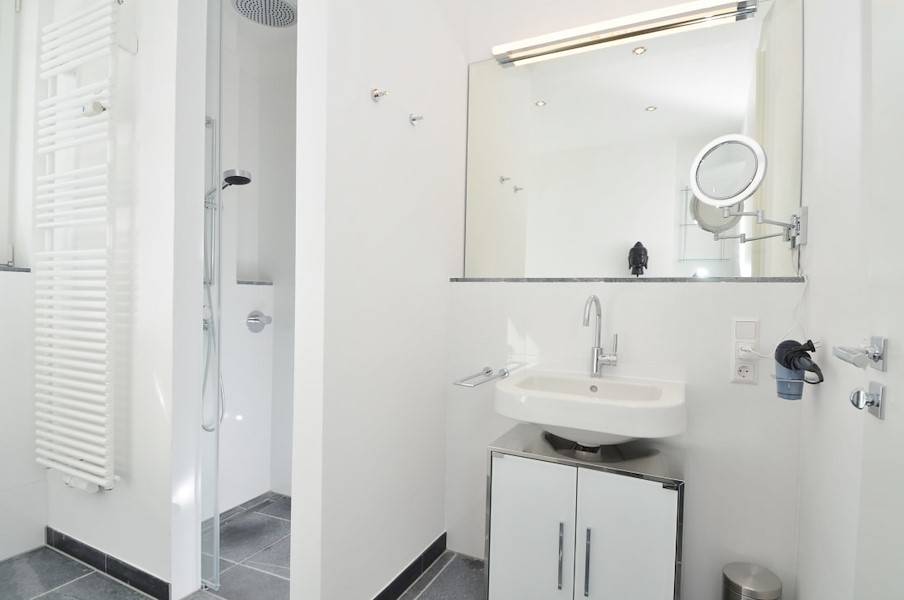 Duschbad mit Walk-in-Dusche und Handtuchheizkörper