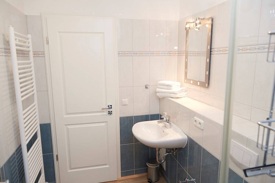 Ein Handtuchheizkörper sorgt für flauschige Hand- und Badetücher