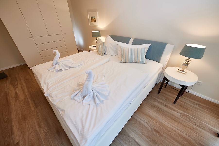 Doppelbett für schöne Träume und Kleiderschrank für Ihre Garderobe