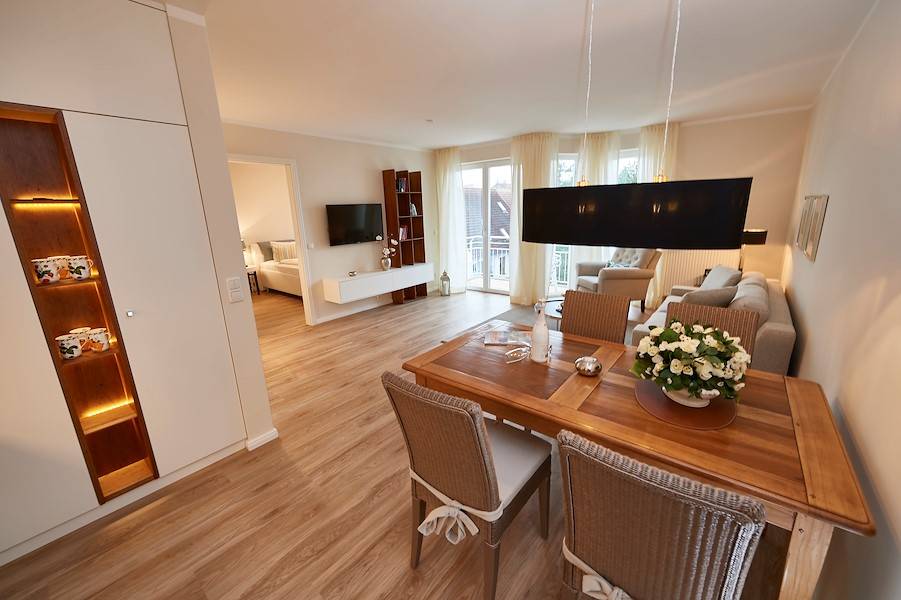 An diesem Esstisch könnten Sie Ihr Essen genießen.