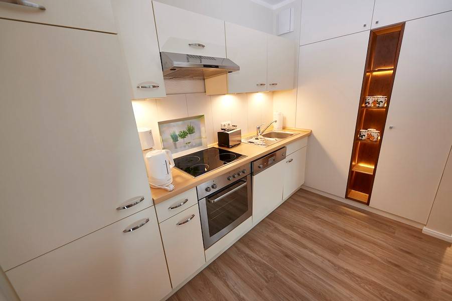 In der Küche finden Sie ein 4-Zonen-Cerankochfeld, Backofen, Kühlschrank mit Gefrierfach, Spülmaschine, Kaffeemaschine, Toaster, Wasserkocher und diverses Kleininventar.