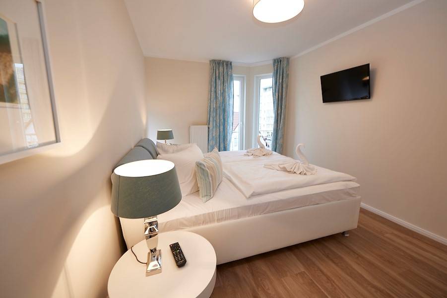 Schlafzimmer mit eigenem Flachbildschirm