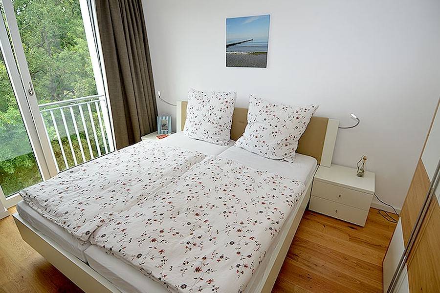 Das Schlafzimmer mit Doppelbett und Kleiderschrank