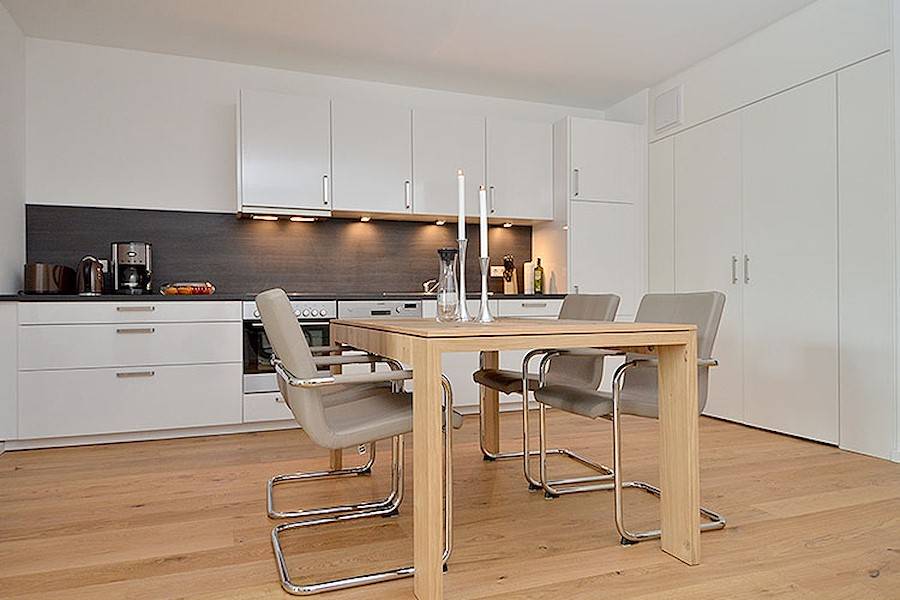 Essbereich & offene Küche. Nehmen Sie Platz und geniessen Sie Ihre Speisen!