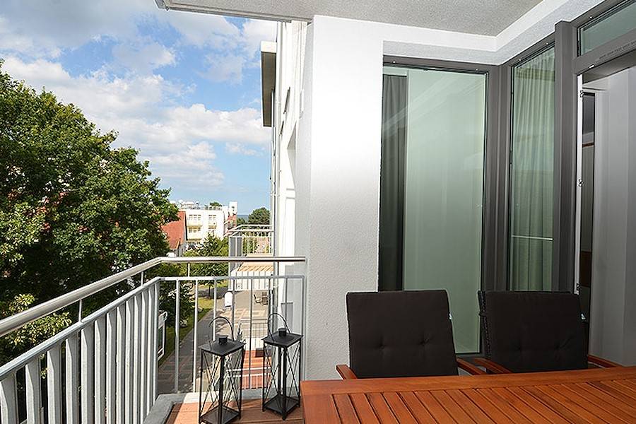 Der Balkon mit Sitzmöbeln und Tisch. Hier könnten Sie Ihr Frühstück genießen!