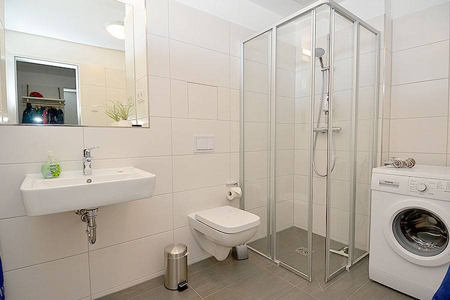 Das helle Bad mit Walk-In Dusche und Waschmaschine 