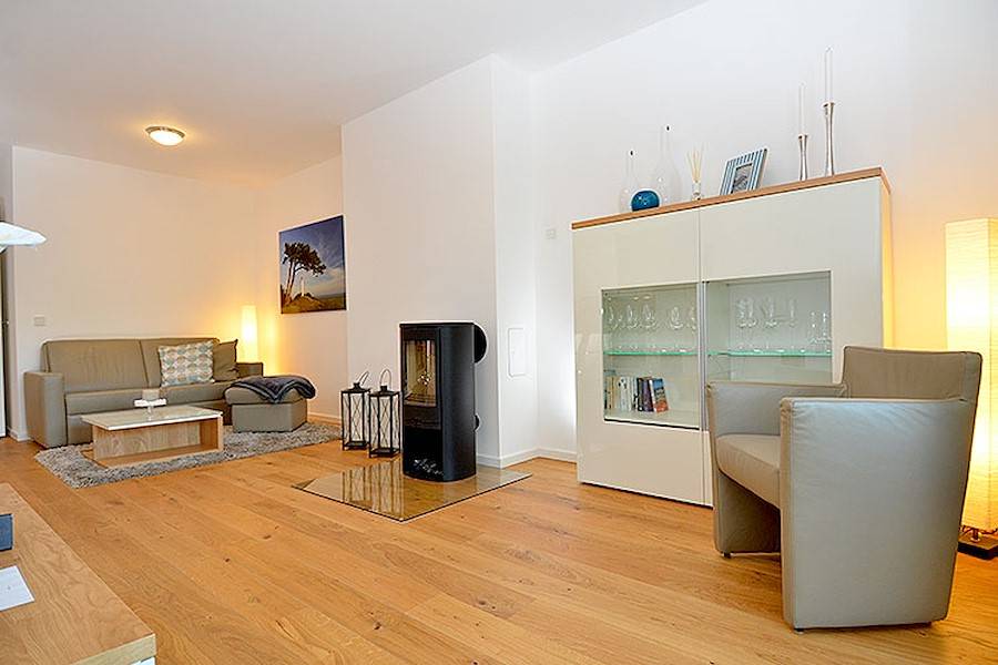 Ein Kaminofen sorgt bei Bedarf für einen angenehm warmen Abend