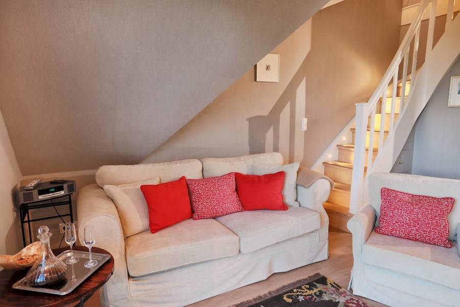 Entspannen Sie auf dem Sofa und lauschen Ihrer Lieblingsmusik aus der Bose- Hifi- Anlage.