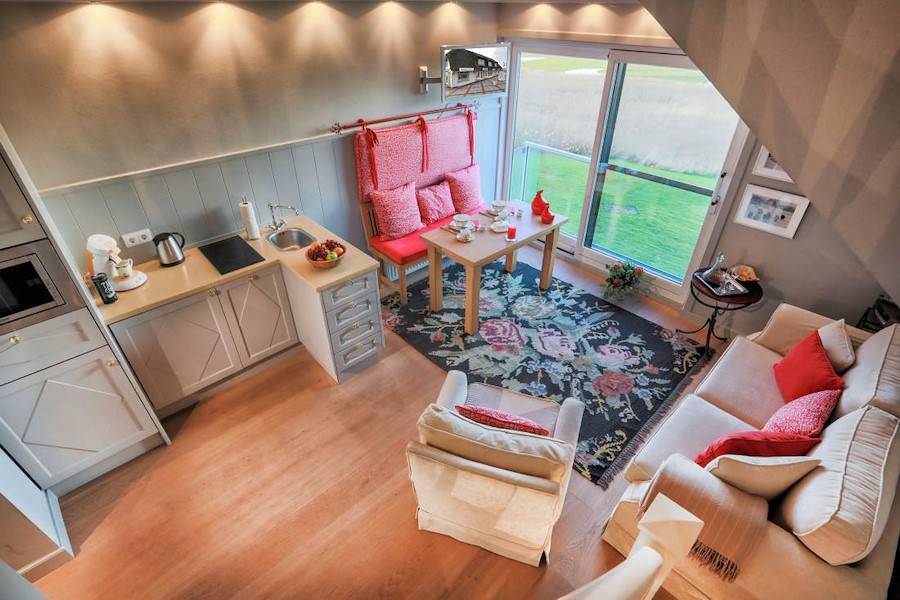 Blick von der Treppe in den Wohnbereich mit französischem Balkon.