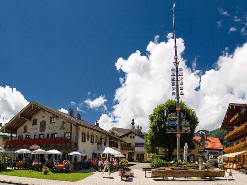 Der Dorfplatz in Ruhpolding mit dem Maibaum