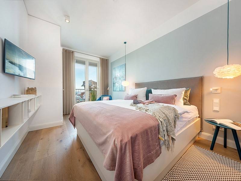 Im Schlafzimmer ist zudem ein weiterer Flachbildschirm vorhanden.