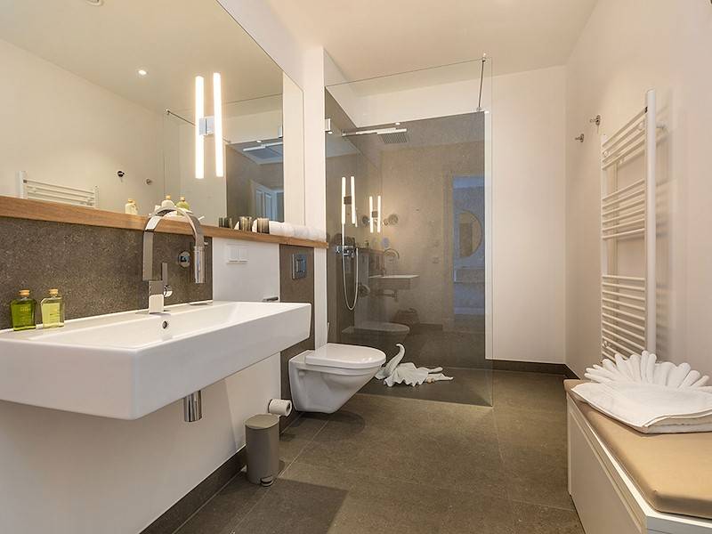 Modern und edel ist auch das Badezimmer.