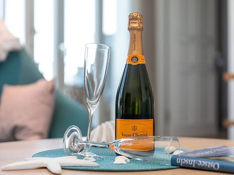 Zur Begrüßung erwartet Sie eine Flasche Champagner.