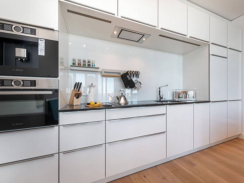 Eine Luxusküche von Leicht steht bei Bedarf zur Verfügung.