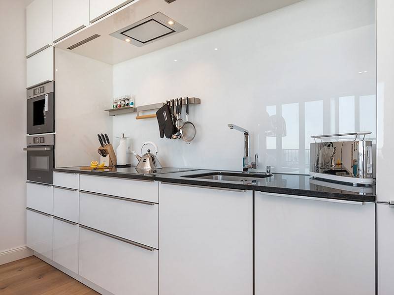 Hochwertige Elektrogeräte sind in der Leicht- Küche eingebaut.