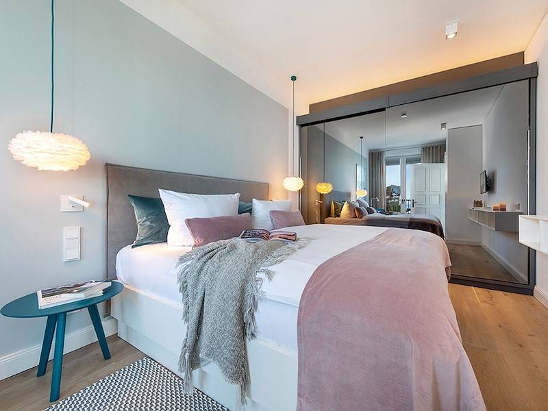 In diesem großen Doppelbett werden Sie garantiert gut schlafen.