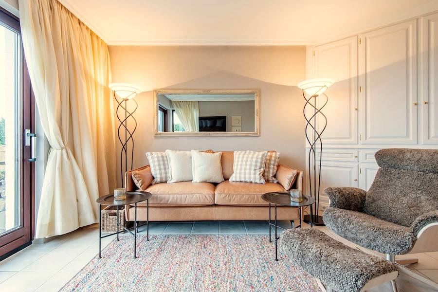 Gemütlich und kuschelig: das bequeme Sofa mit zahlreichen Kissen...