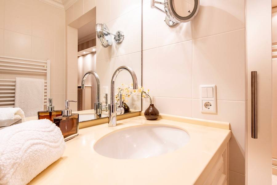 Edle Materialien sind auch im Bad verbaut.