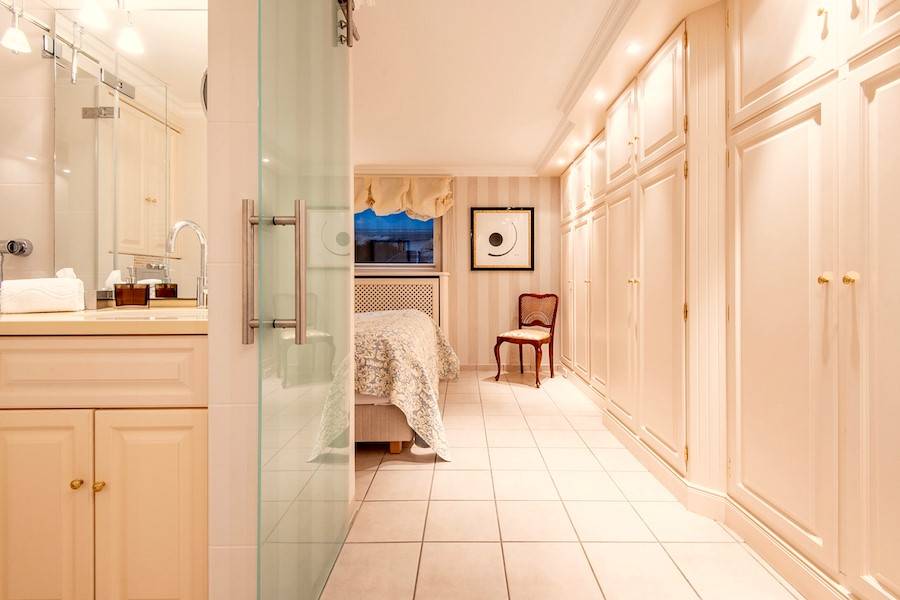 Das offene Schlafzimmer mit angrenzendem Badezimmer