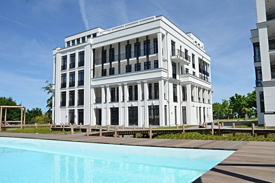 Die Villa mit hauseigenem Swimmingpool im Garten
