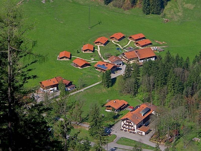 Luftaufnahme des Chalet- Resorts 