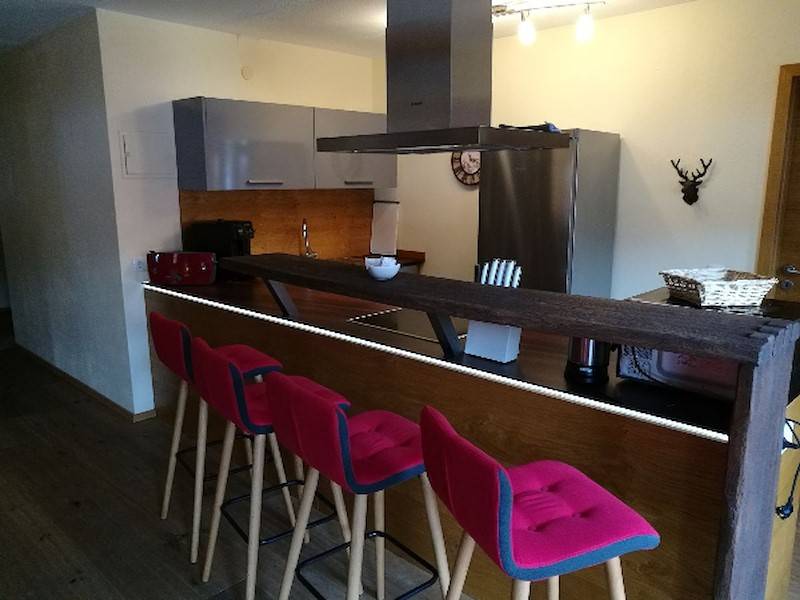 Nehmen Sie doch einfach an der Theke Platz.