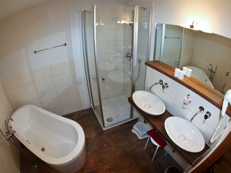 Das Bad en suite mit Haartrockner und Handtuchheizkörper.