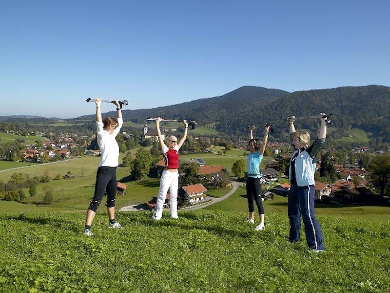 Genießen Sie die wunderbare Landschaft. Am besten mit Nordic- Walking...