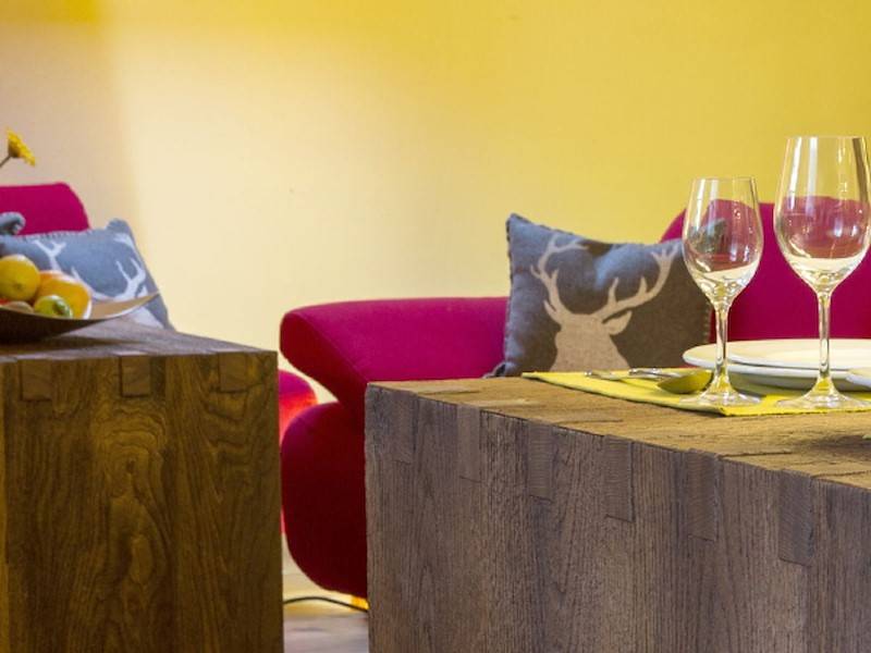 Hochwertige Altholzmöbel untermauern das Ambiente dieser exklusiven Ferienwohnung.