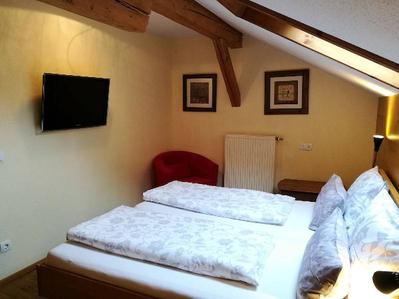 Im Schlafzimmer steht ein eigener Flatscreen zur Verfügung.