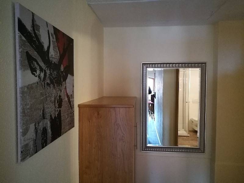 In der Diele sorgt ein Schuhschrank für weiteren Stauraum