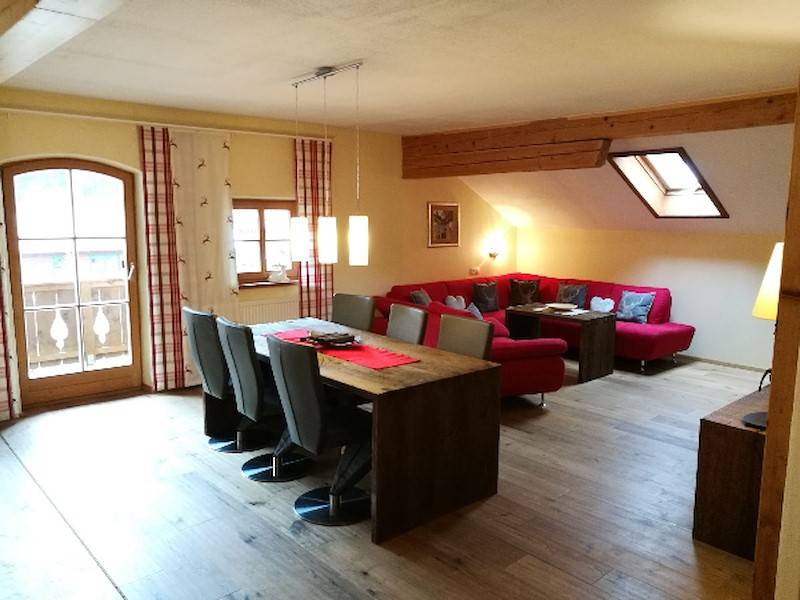 Der großzügige Wohnbereich mit Balkonzugang.