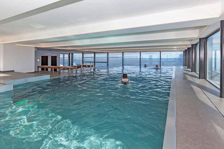 Der hauseigene Wellnessbereich mit Sky- Pool und zwei Saunen
