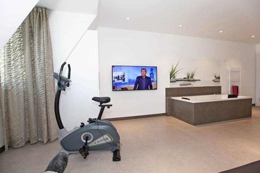 Auch ein Fahrrad und ein Flatscreen stehen im Wellnessbereich zur Verfügung.
