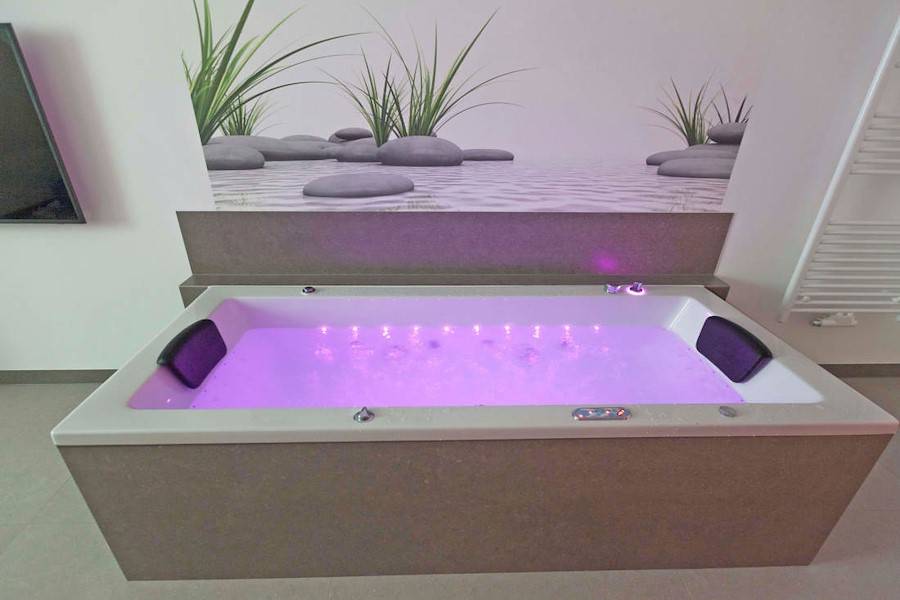 Entspannen Sie doch einfach im Whirlpool.
