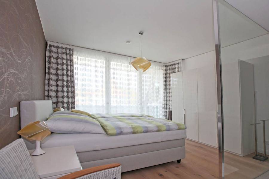 Eines von zwei Schlafzimmern mit Badezimmer en suite und Balkon