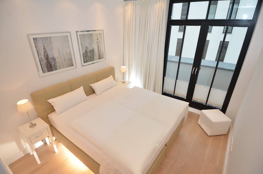 Ein weiteres Schlafzimmer mit einem hochwertigen Doppelbett