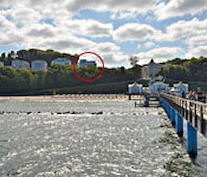 Blick von der Selliner Seebrücke auf die Villa am Hochufer.