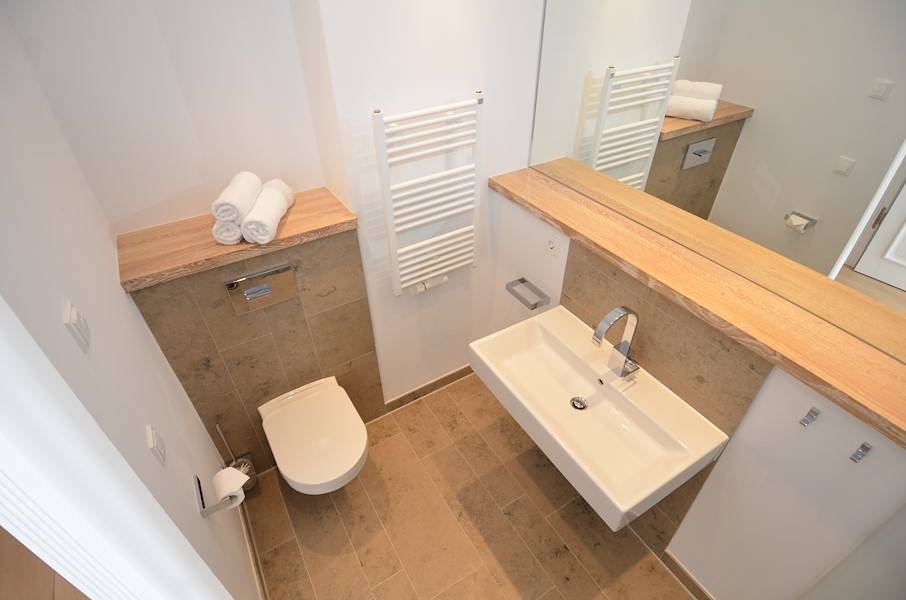 Viel Abstellfläche ist auch im Bad vorhanden.