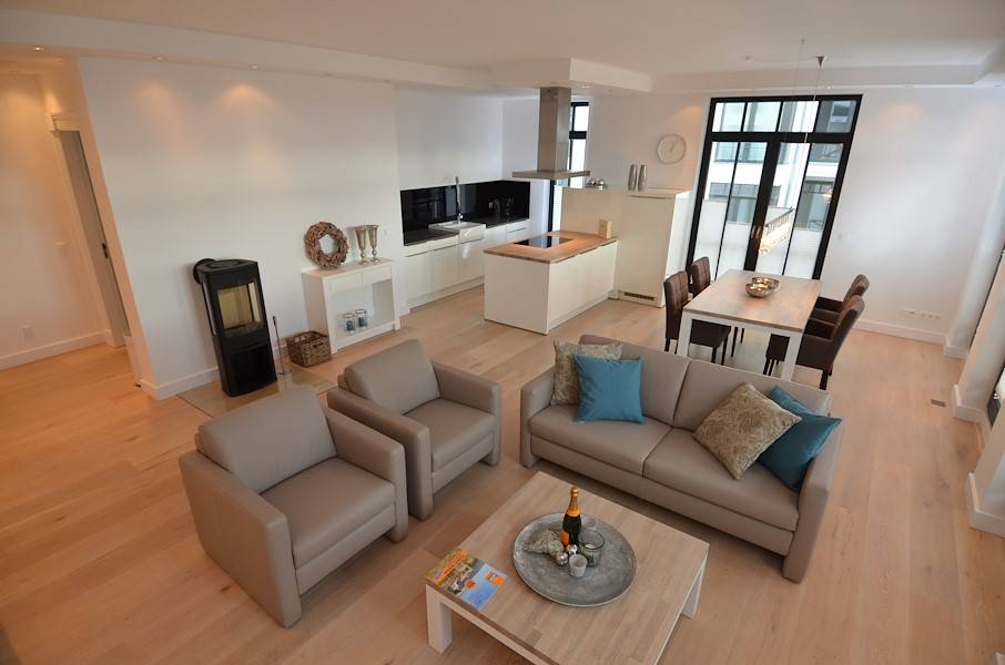 
Froßzügiges Wohn-Ess-Kochbereich mit einem Kaminofen