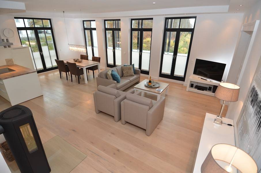 Bodentiefe Fenster sorgen für viel Tageslicht im Raum