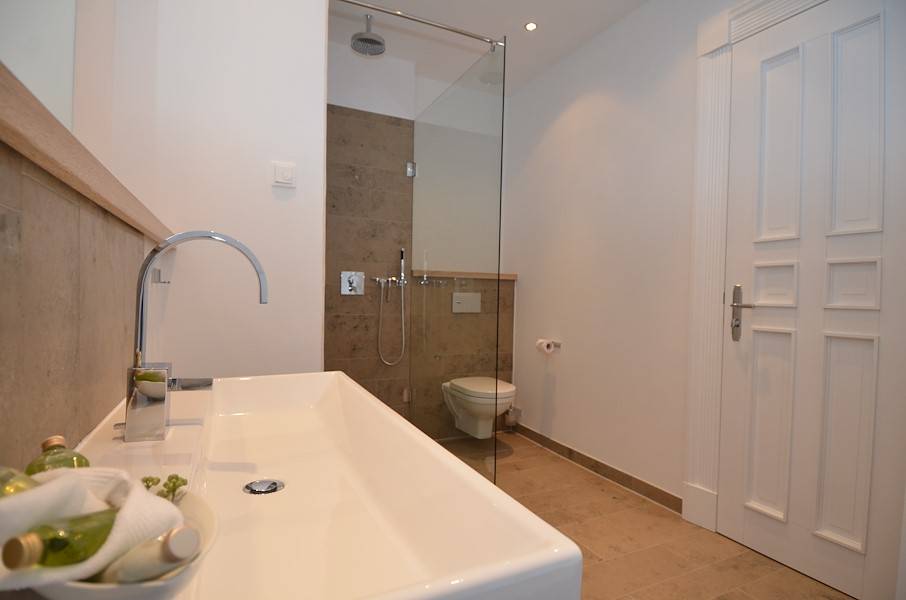 Das moderne Bad mit Walk-in-Dusche