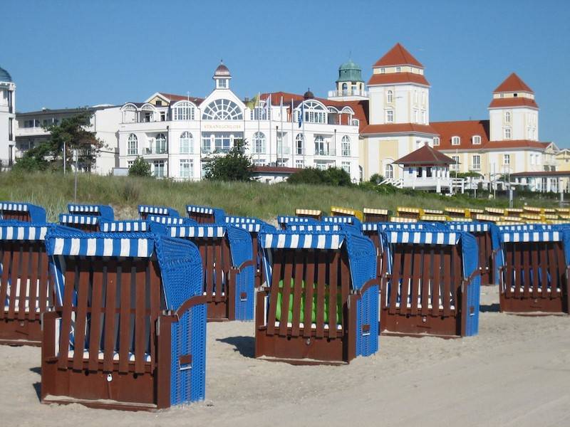 Die Villa mit der Ferienwohnung Hohe Düne liegt direkt am Badestrand.