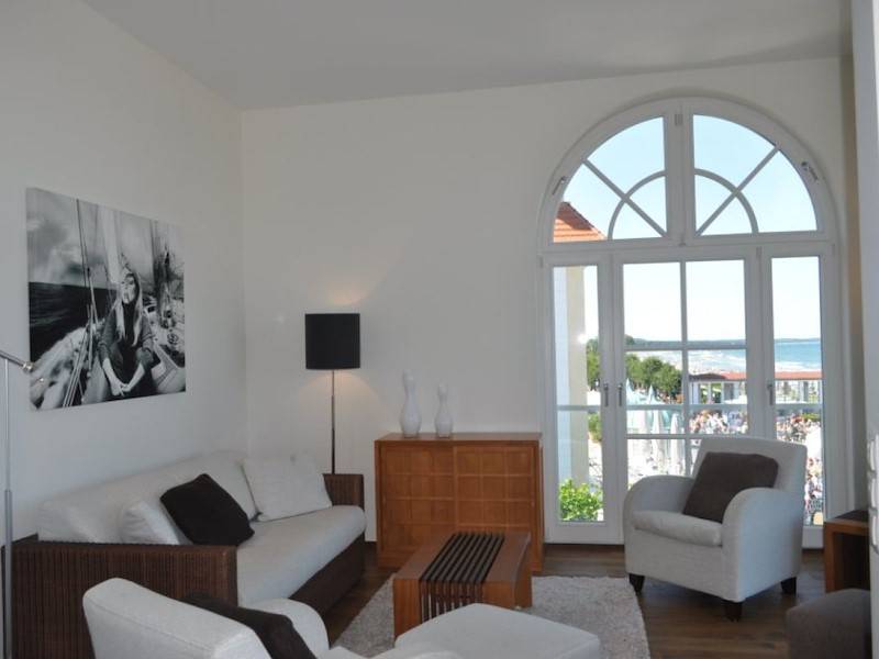In dem hellen und gemütlichen Wohnzimmer erwartet Sie ein überraschender Ausblick.