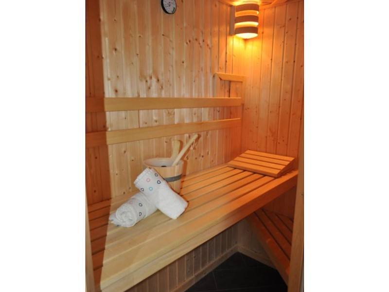 Eine Wohnungseigene Sauna lädt zum Entspannen ein.