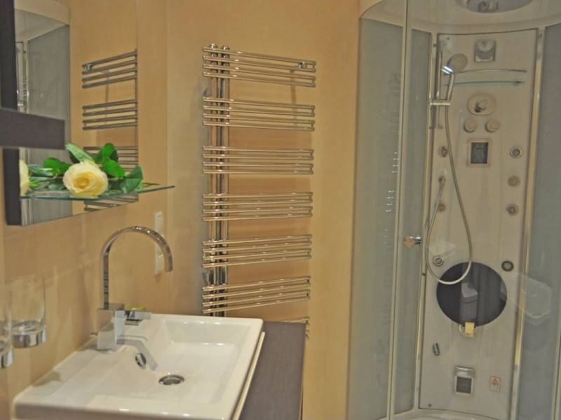 Ein Highlight ist der Duschtempel in einem der beiden Bäder. 